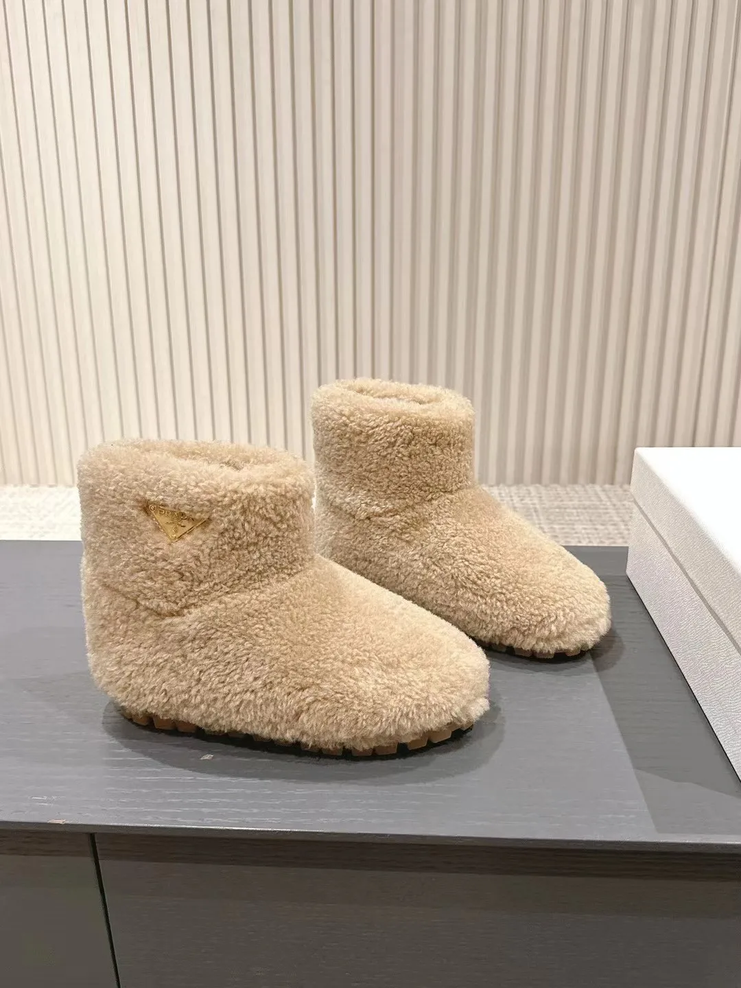 👟👟Ex-factory price 560👟👟 Prada*Prada 2024ss new autumn and winter straight snow boots wool short boots. The fashionable and elegant design presents a classic silhouette. No matter what the situation is, the home court belongs only to you!  Fabric: Customized wool Lining: Customized wool Hardware: Original hardware 1:1 molding Outsole: Original molded raw rubber outsole Code number: 35-40 (customized 40 pieces are not returnable)